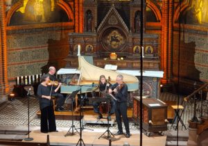 onntag · 8. Februar 2026 · 17.00 Uhr Barockensemble Incontro – con Flauto dolce Das Barockensemble Incontro spielt in diesem Konzert in der reizvollen Besetzung Julia Huber (Barockvioline), Alexandra Kraus (Flauto dolce), Isabell Müller-Hornbach (Barockvioloncello und Viola da gamba) und Christian Pfeifer (Cembalo und Truhenorgel). Dieses Programm öffnet Fenster in eine Welt, in der Musik als Spiegel menschlicher Empfindungen verstanden wurde: mal innig und zart, mal voller Glanz und Energie. Auf dem Programm stehen Werke von Henry und Daniel Purcell, William Williams, Georg Friedrich Händel, Johann Christoph Pepusch, John Bull und Johann Sebastian Bach. Der Eintritt ist frei, Spenden werden erbeten.